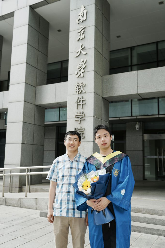与老师在院楼的合照